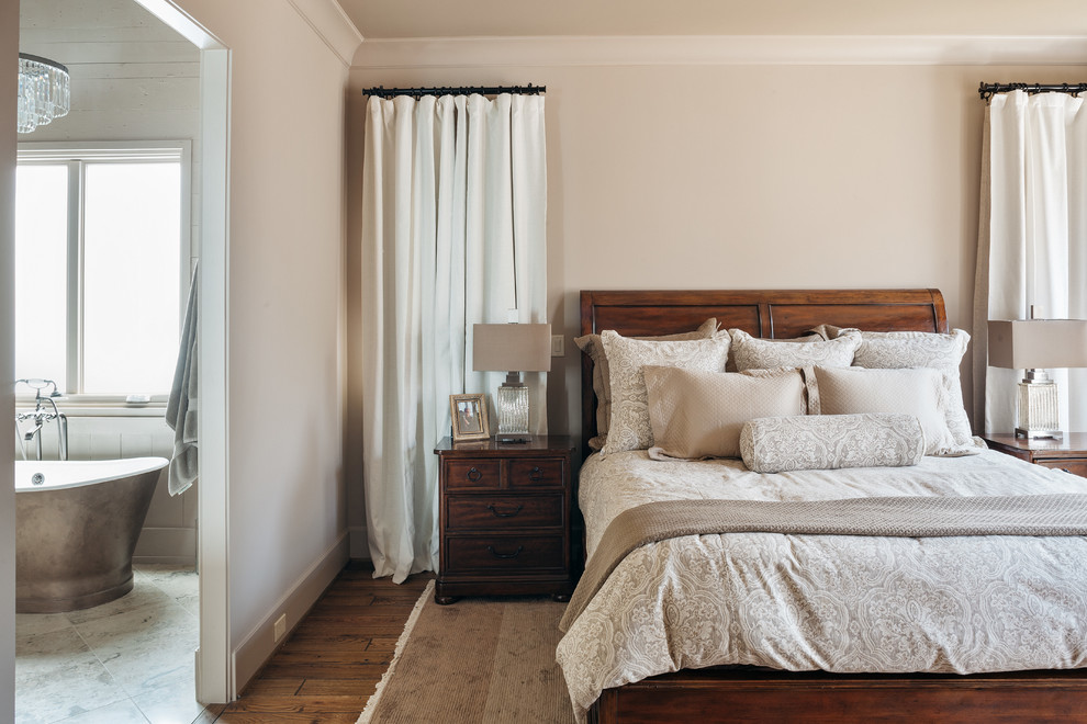 Стильный дизайн: огромная хозяйская спальня в стиле рустика с бежевыми стенами, паркетным полом среднего тона и коричневым полом - последний тренд