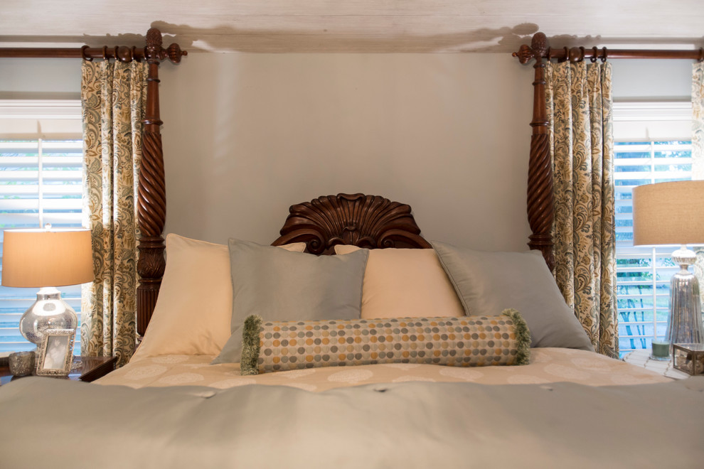 Modelo de dormitorio principal clásico renovado extra grande sin chimenea con paredes grises, suelo de madera en tonos medios, suelo marrón y madera