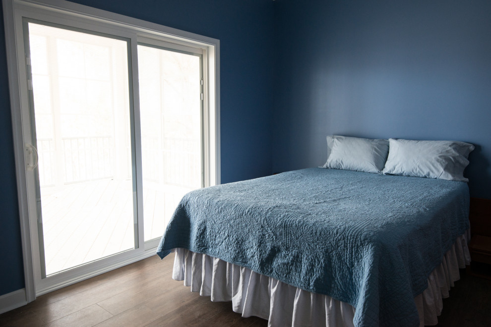 Idées déco pour une chambre d'amis bord de mer de taille moyenne avec un mur bleu et un sol en vinyl.