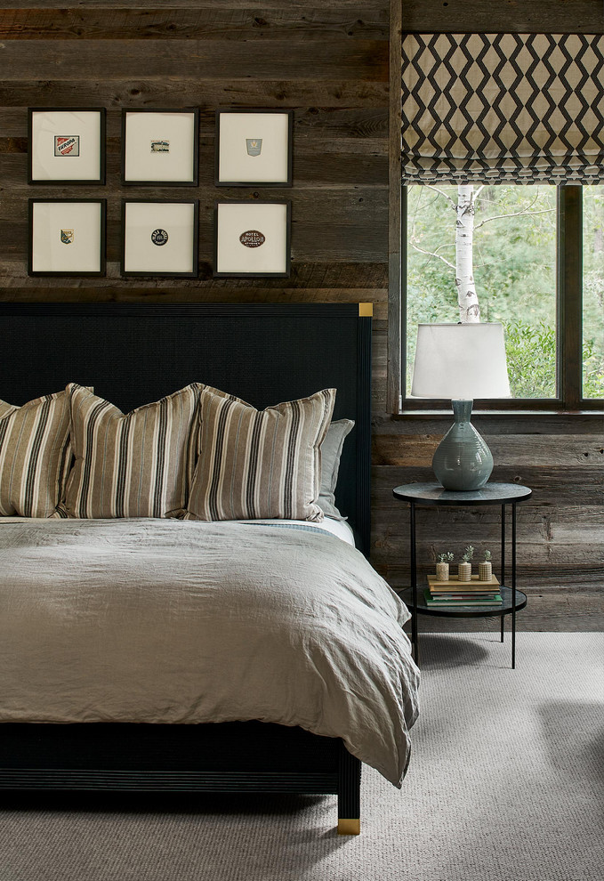 Modelo de habitación de invitados rural grande sin chimenea con paredes marrones, moqueta y suelo gris