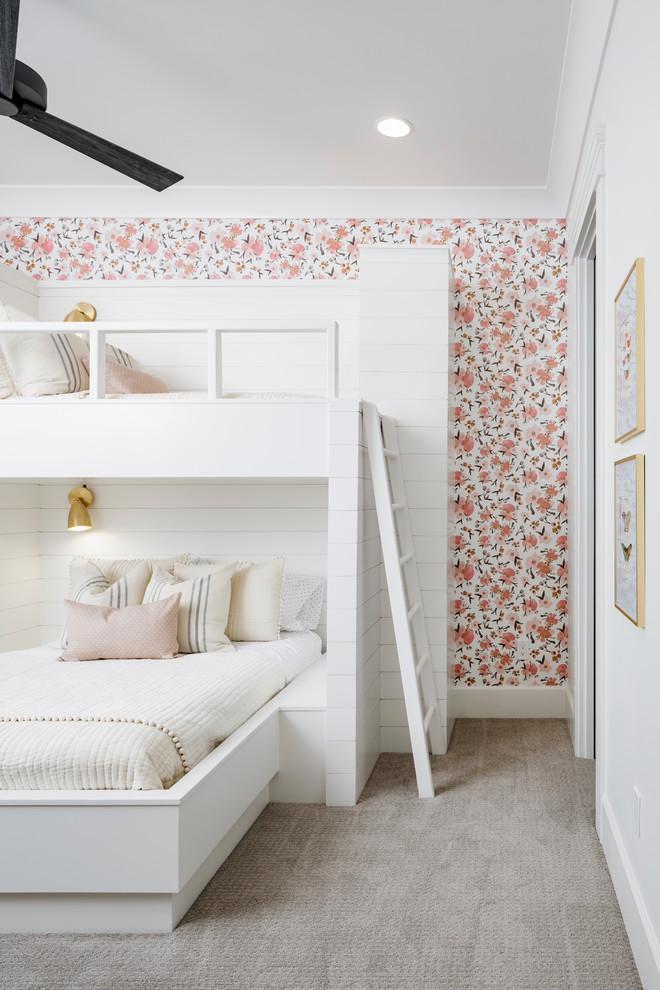 Свежая идея для дизайна: гостевая спальня среднего размера, (комната для гостей) в стиле неоклассика (современная классика) с розовыми стенами, ковровым покрытием и серым полом - отличное фото интерьера