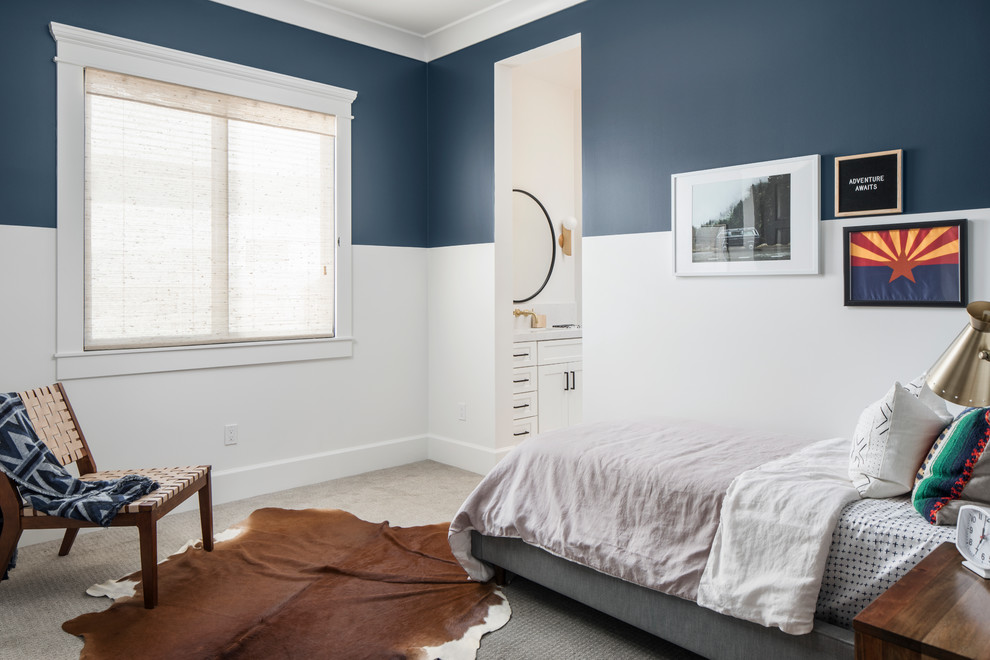 На фото: гостевая спальня среднего размера, (комната для гостей) в стиле неоклассика (современная классика) с синими стенами, ковровым покрытием и серым полом с