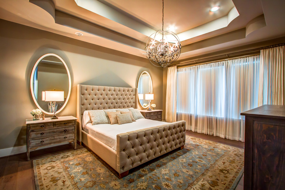 ヒューストンにあるトランジショナルスタイルのおしゃれな主寝室 (ベージュの壁、濃色無垢フローリング、茶色い床) のレイアウト