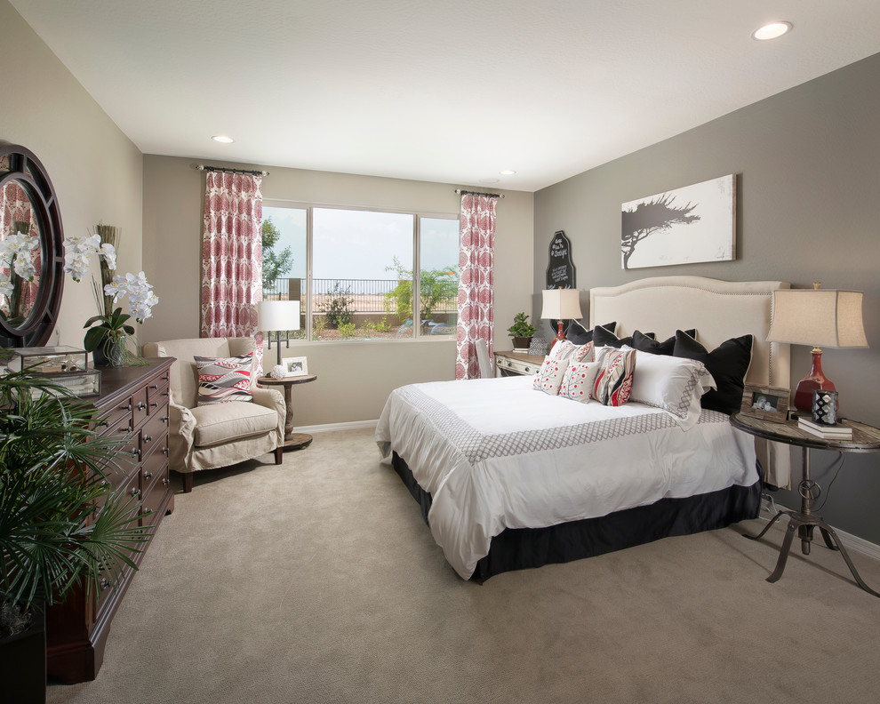 Klassisches Schlafzimmer mit grauer Wandfarbe und Teppichboden in Phoenix