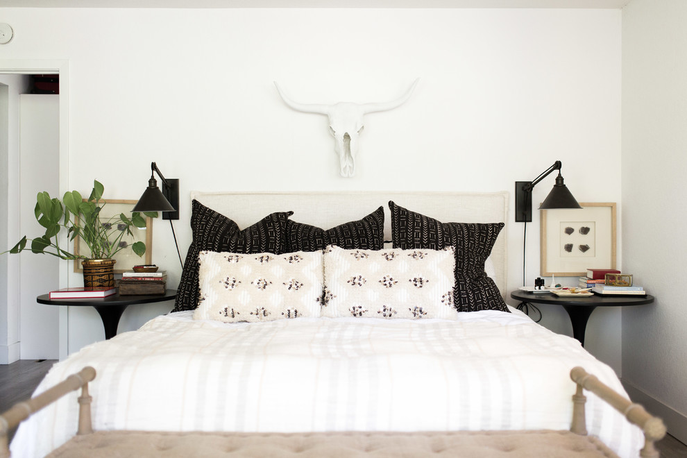 На фото: спальня в стиле неоклассика (современная классика) с белыми стенами и темным паркетным полом