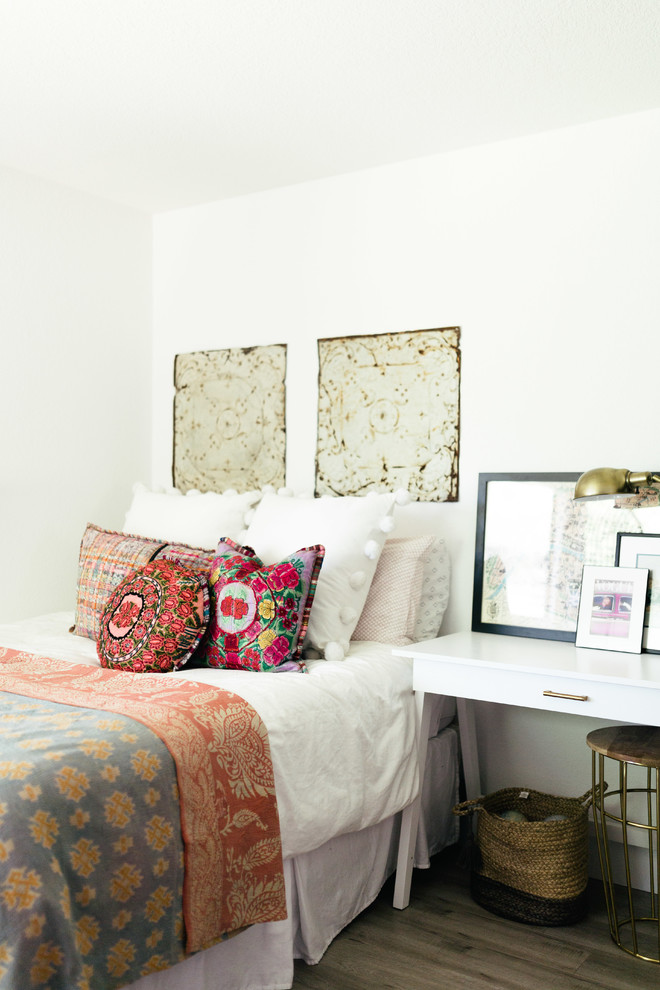 サクラメントにあるトランジショナルスタイルのおしゃれな寝室 (白い壁、濃色無垢フローリング)