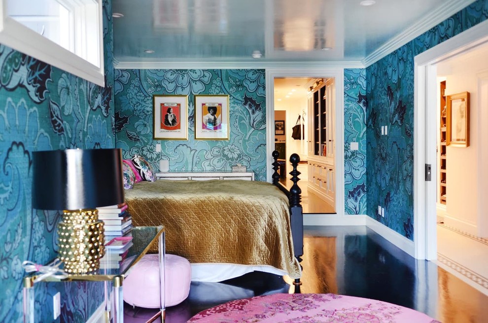 Foto de dormitorio principal ecléctico grande sin chimenea con paredes azules, suelo de madera oscura y suelo marrón