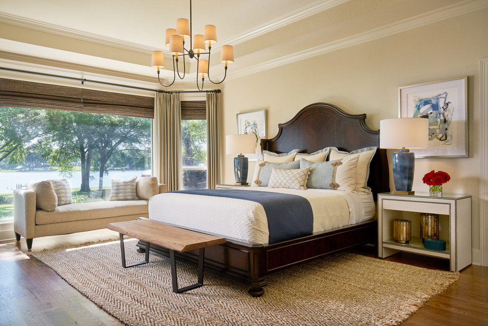 Diseño de habitación de invitados clásica sin chimenea con paredes beige, suelo de madera en tonos medios y suelo marrón