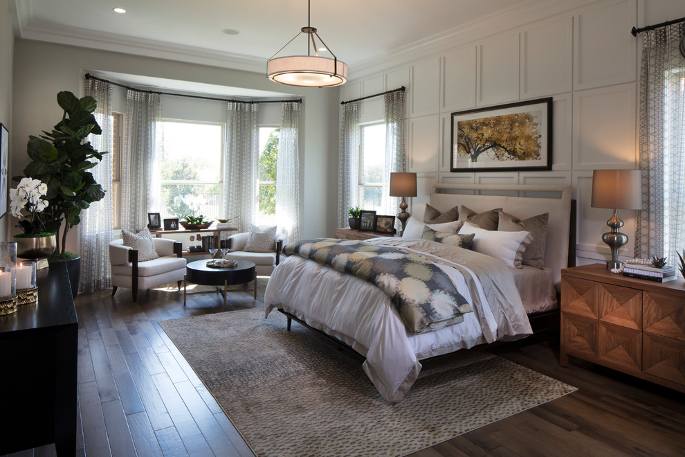 Klassisches Schlafzimmer mit grauer Wandfarbe, braunem Holzboden und braunem Boden in Dallas