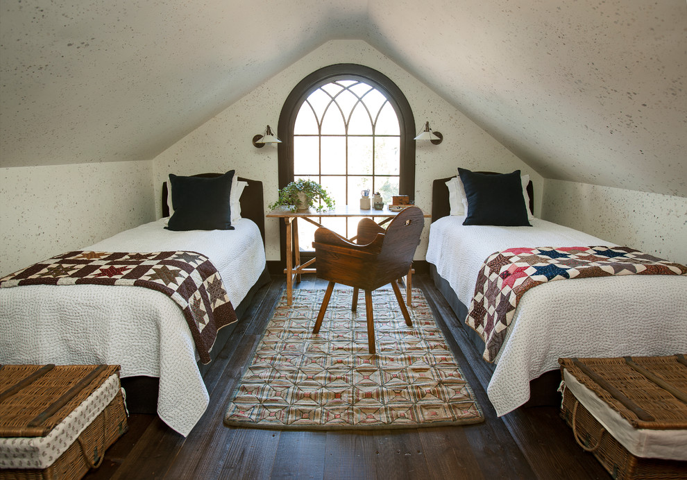 Пример оригинального дизайна: гостевая спальня (комната для гостей) на мансарде в классическом стиле с белыми стенами и темным паркетным полом без камина