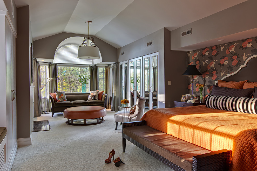 Klassisches Hauptschlafzimmer mit beiger Wandfarbe und Teppichboden in New York
