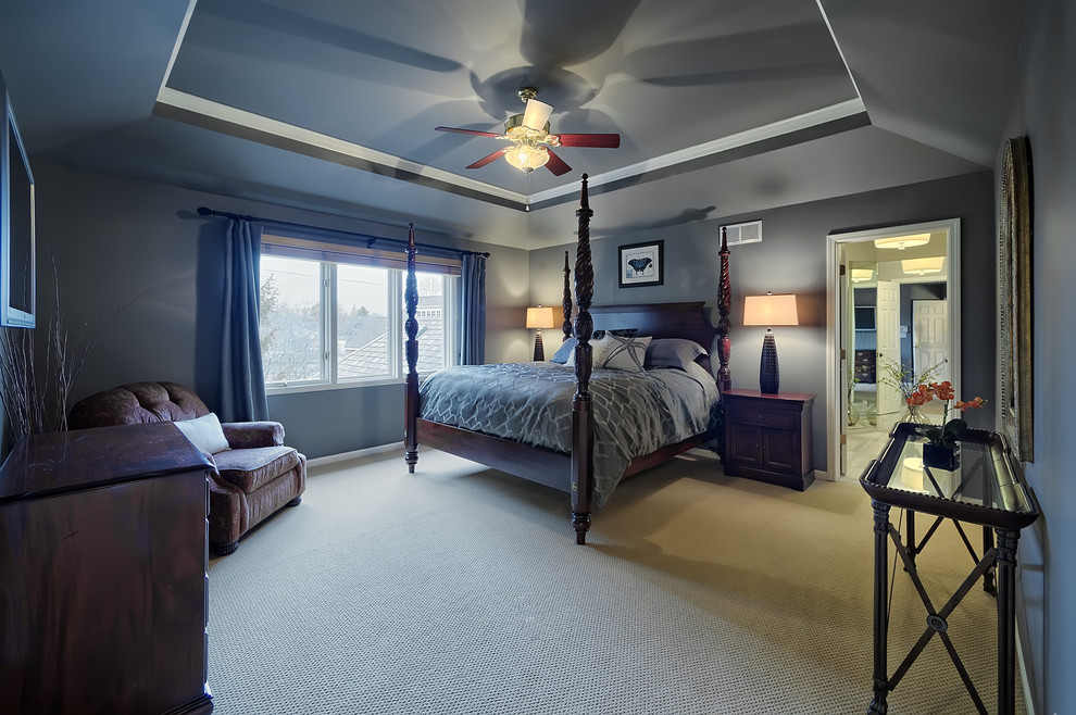 На фото: большая хозяйская спальня в классическом стиле с серыми стенами и ковровым покрытием с