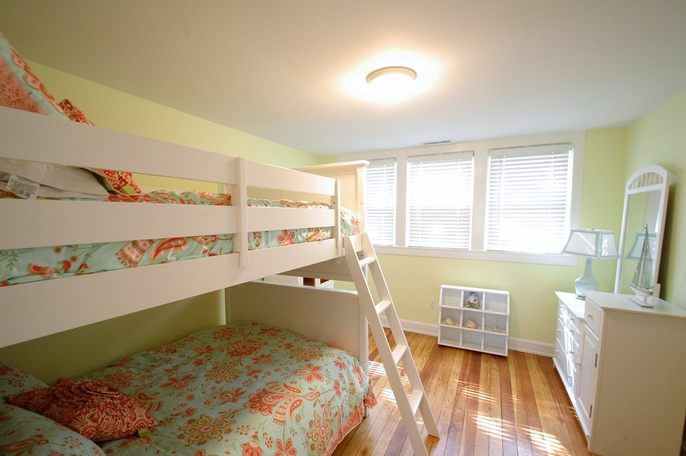 Idee per una camera degli ospiti chic con pareti gialle e pavimento in legno massello medio