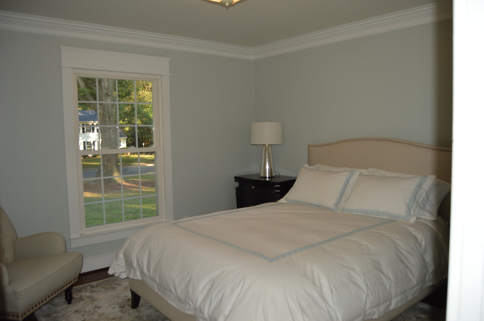 Foto de habitación de invitados clásica de tamaño medio con paredes azules y suelo de madera oscura
