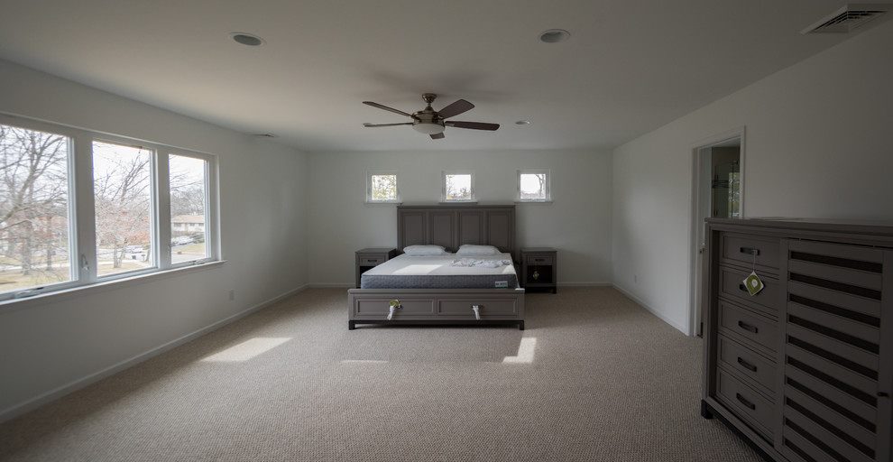 Imagen de dormitorio principal moderno de tamaño medio sin chimenea con paredes blancas, moqueta y suelo beige
