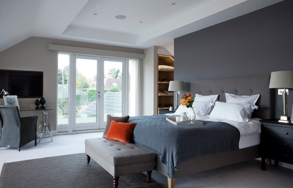 ダブリンにあるトランジショナルスタイルのおしゃれな寝室 (グレーの壁、カーペット敷き、グレーの床、グレーとブラウン) のインテリア