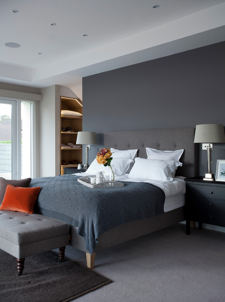 Foto de dormitorio clásico renovado con paredes negras, moqueta y suelo gris