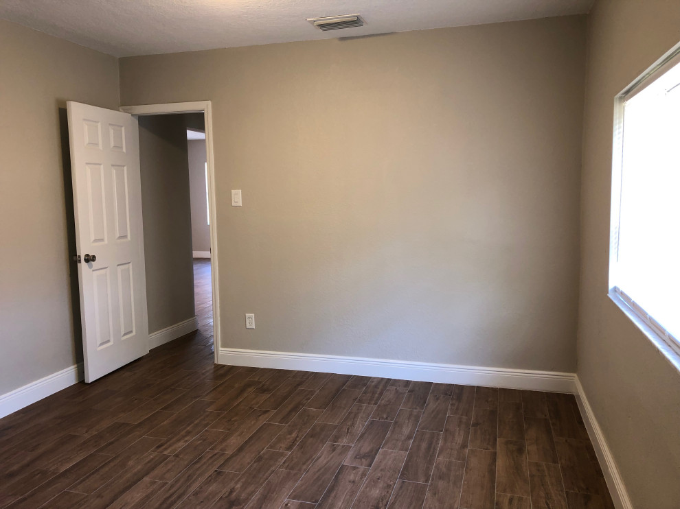 Kleines Rustikales Hauptschlafzimmer mit beiger Wandfarbe, Keramikboden und braunem Boden in Orlando