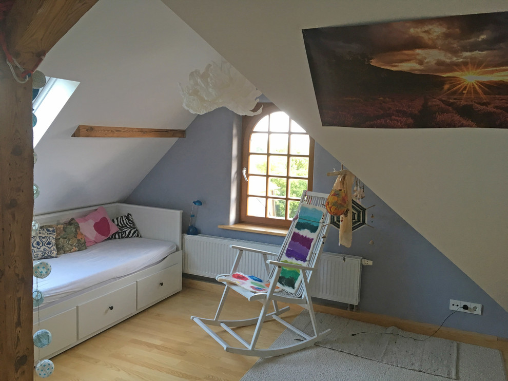 Modernes Schlafzimmer mit lila Wandfarbe und hellem Holzboden