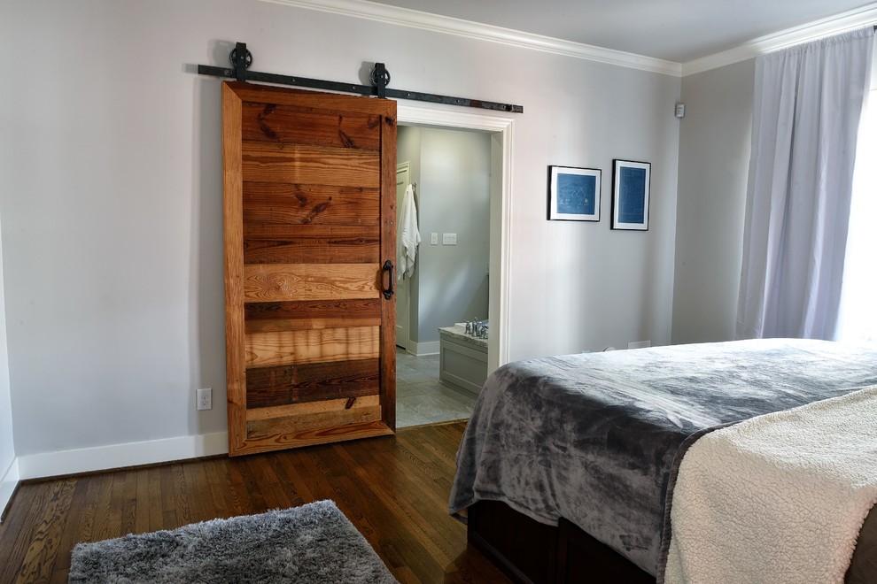 Свежая идея для дизайна: хозяйская спальня среднего размера в стиле рустика с серыми стенами, мраморным полом и серым полом - отличное фото интерьера