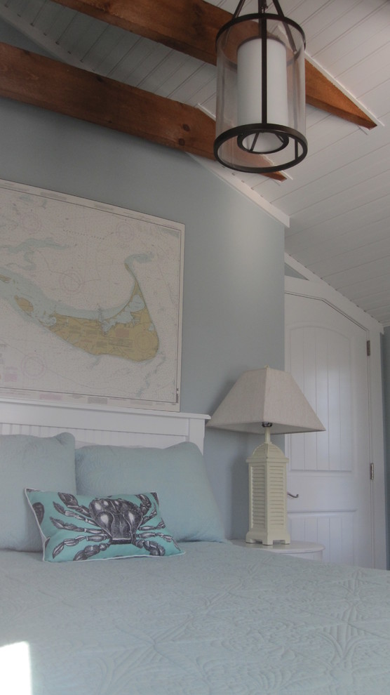 Ejemplo de habitación de invitados costera pequeña con paredes azules y suelo de madera oscura