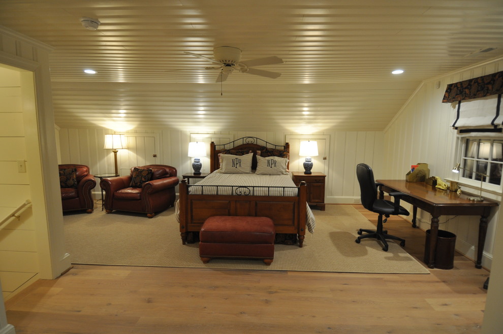 Aménagement d'une grande chambre d'amis campagne avec un mur beige et un sol en bois brun.