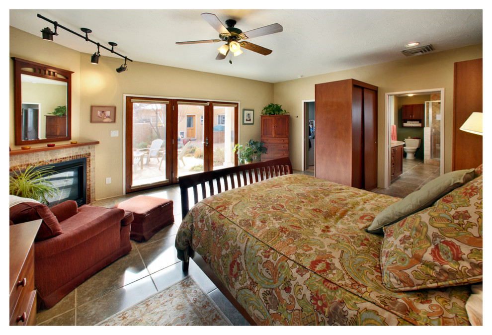Foto de dormitorio principal de estilo americano de tamaño medio con suelo de baldosas de cerámica