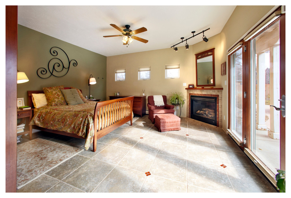 Ejemplo de dormitorio principal de estilo americano de tamaño medio con suelo de baldosas de cerámica y chimenea de esquina