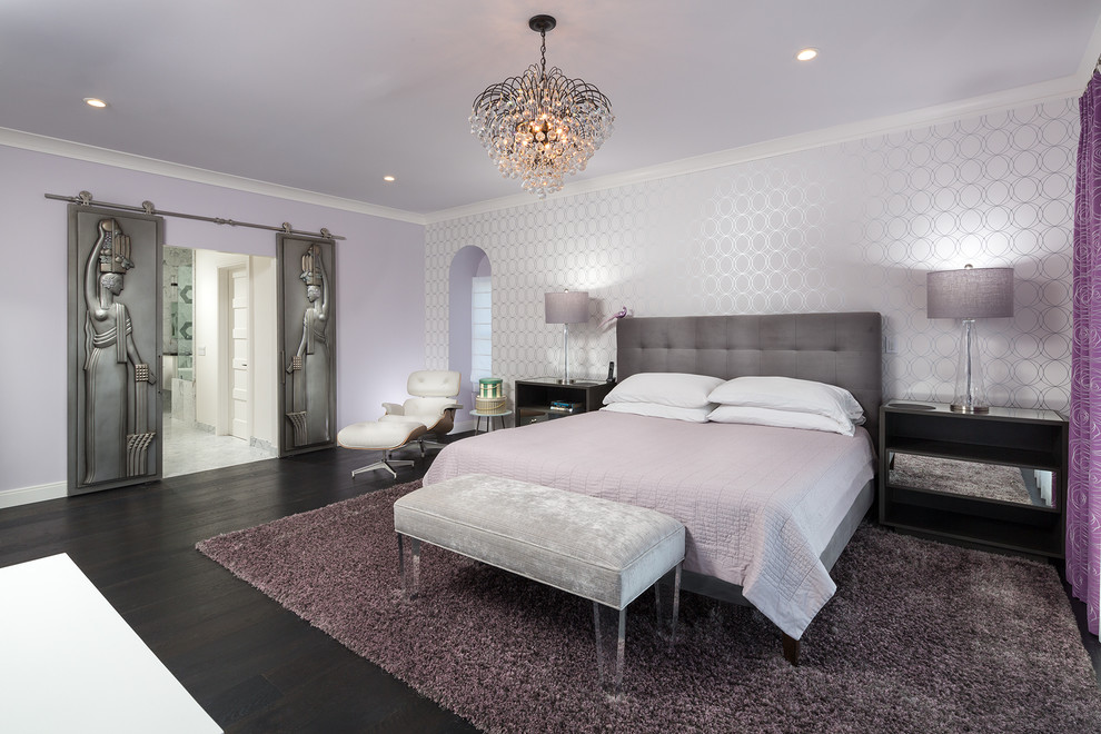 Источник вдохновения для домашнего уюта: хозяйская спальня среднего размера в современном стиле с фиолетовыми стенами и темным паркетным полом