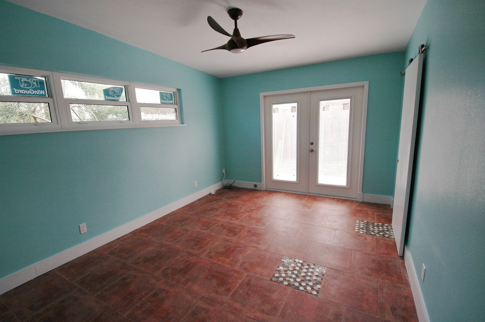 Ispirazione per una piccola camera matrimoniale minimal con pavimento con piastrelle in ceramica e pareti blu