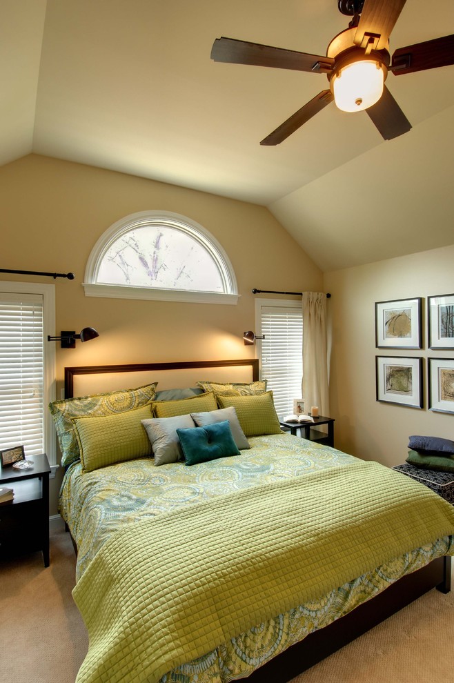 Immagine di una grande camera matrimoniale classica con pareti beige, moquette e pavimento beige