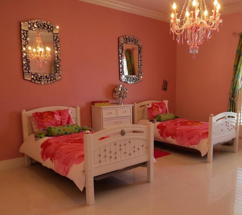 Modelo de habitación de invitados bohemia de tamaño medio con paredes rosas y suelo de baldosas de porcelana