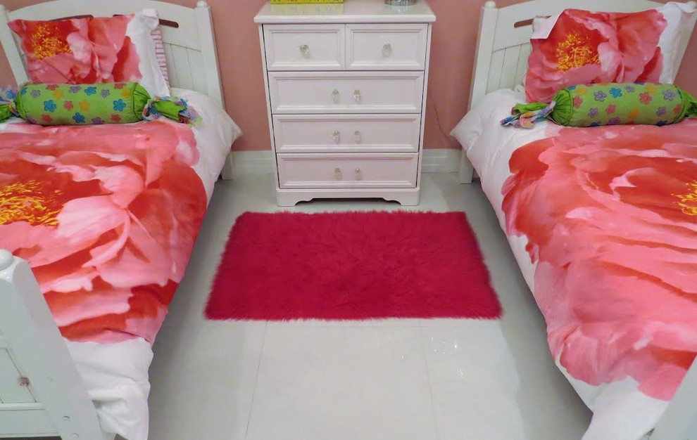 Idée de décoration pour une chambre d'amis bohème de taille moyenne avec un mur rose.