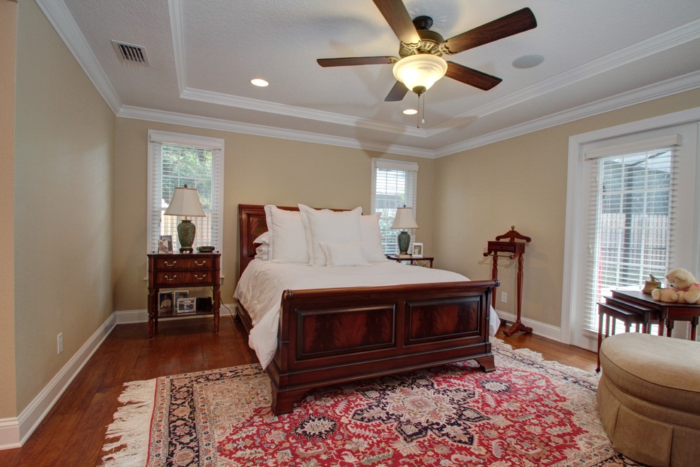 Großes Uriges Gästezimmer ohne Kamin mit beiger Wandfarbe, dunklem Holzboden und braunem Boden in Tampa