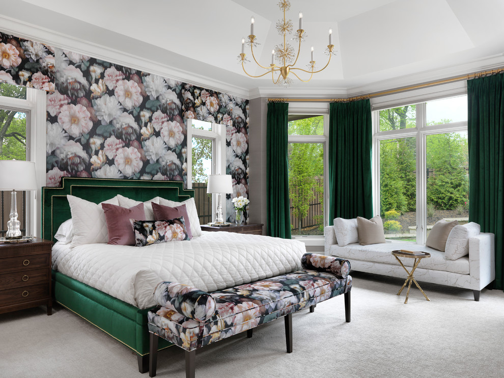 На фото: хозяйская спальня в классическом стиле с разноцветными стенами, ковровым покрытием и серым полом без камина