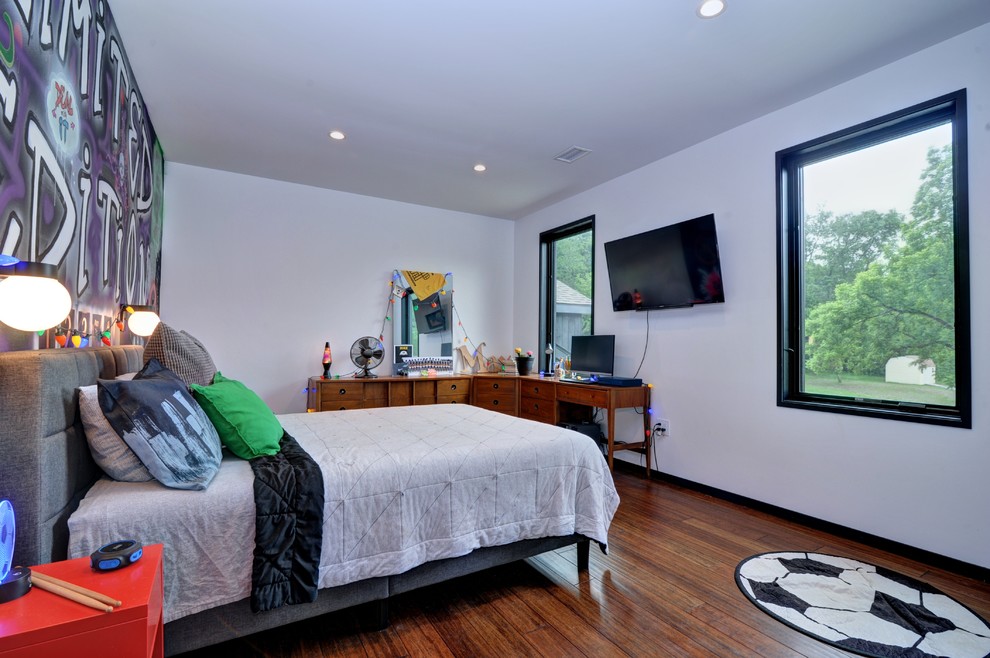 Modelo de dormitorio bohemio de tamaño medio con paredes blancas, suelo de bambú y suelo marrón