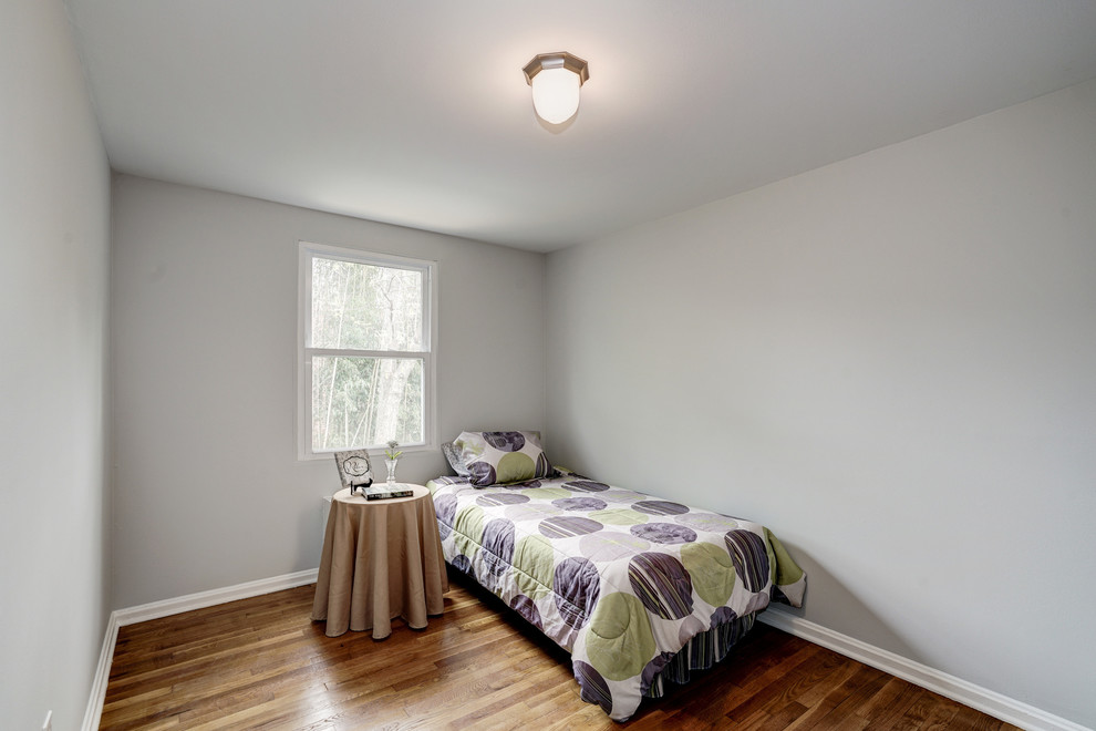 Inspiration för klassiska sovrum, med grå väggar och ljust trägolv