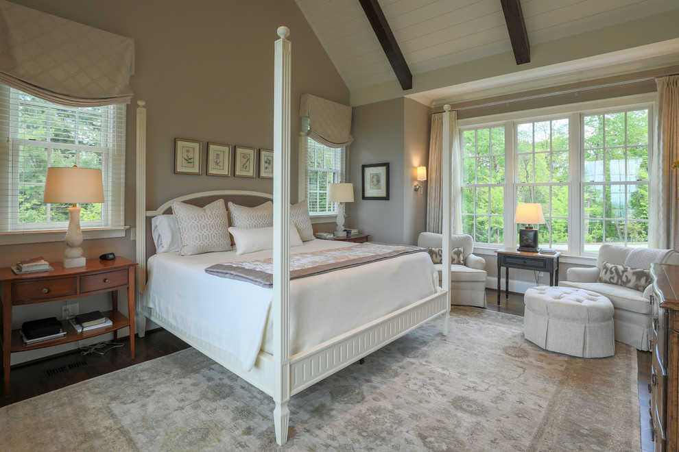 Imagen de dormitorio clásico con paredes beige, suelo de madera oscura y suelo marrón