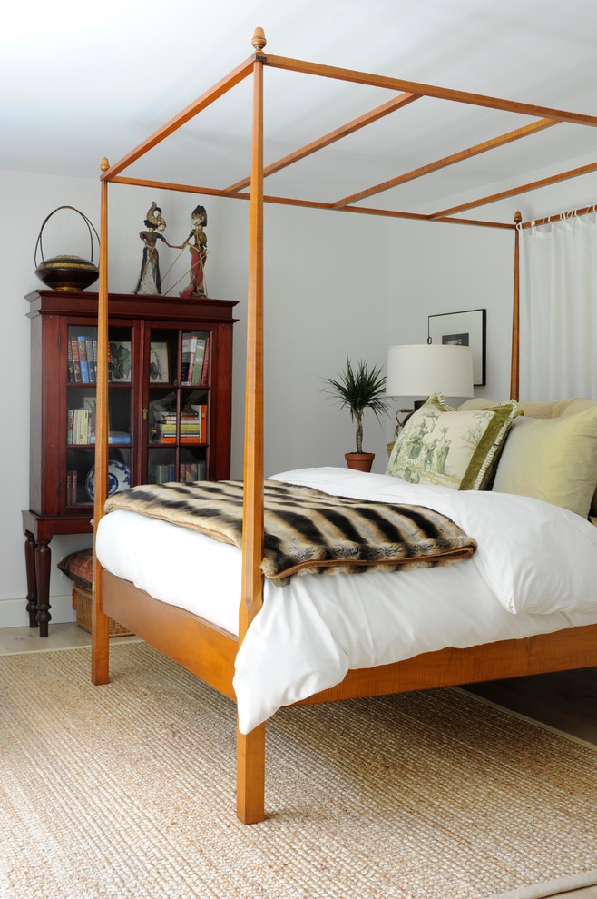Свежая идея для дизайна: спальня в стиле неоклассика (современная классика) с белыми стенами - отличное фото интерьера