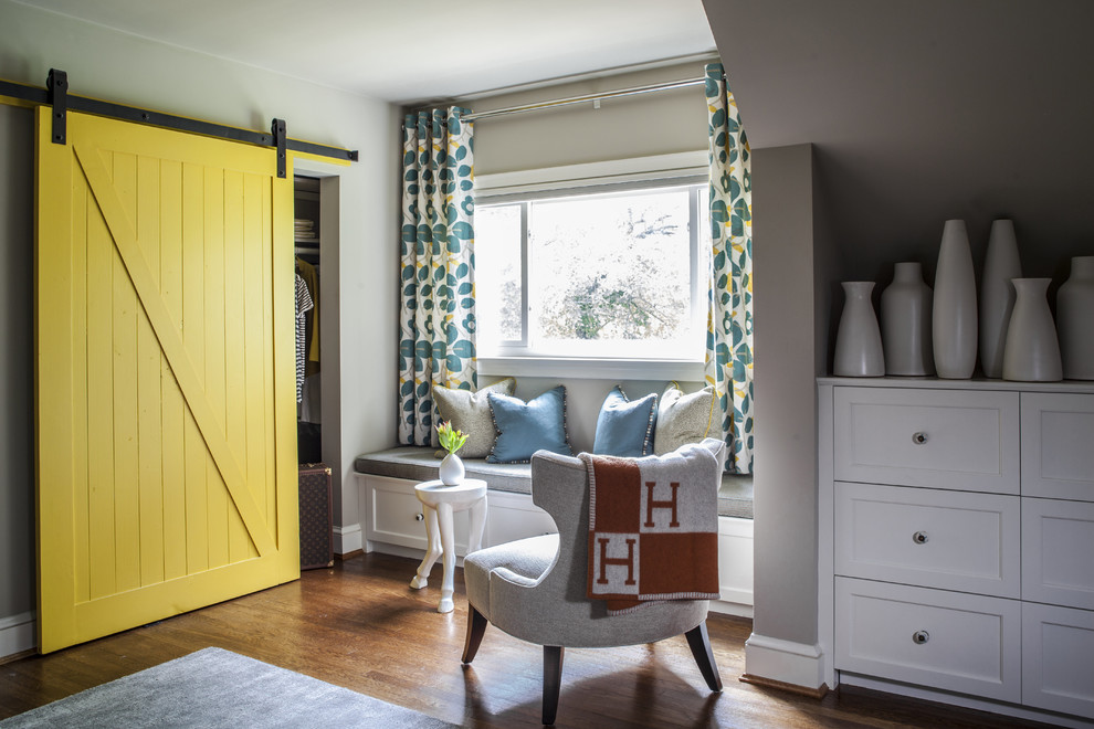 Cette image montre une chambre parentale bohème de taille moyenne avec un mur gris, un sol en bois brun et aucune cheminée.