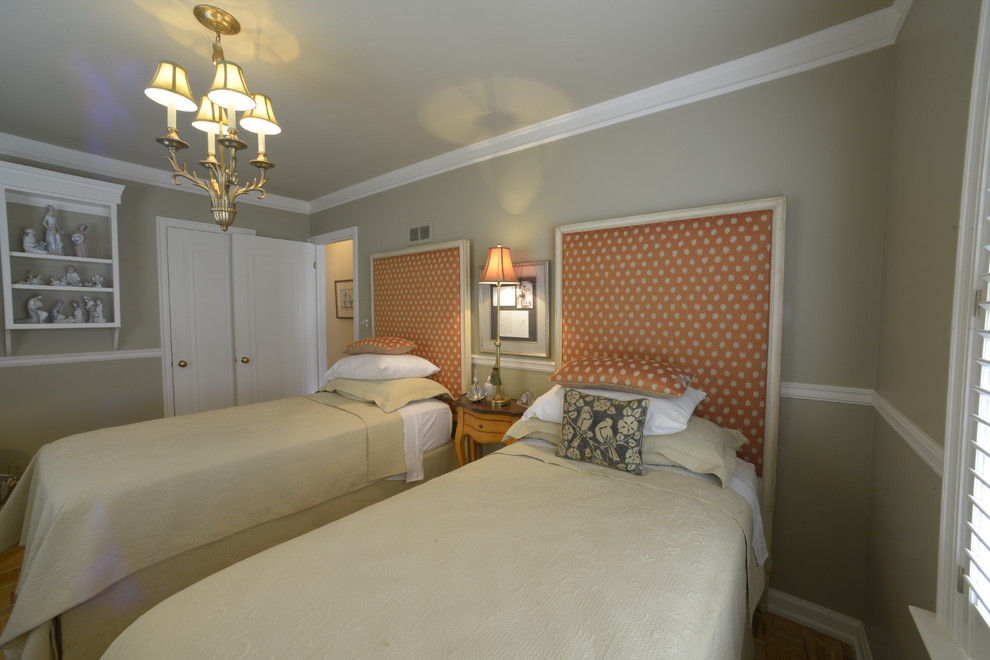 Idee per una camera degli ospiti chic di medie dimensioni con pareti beige, pavimento in compensato e nessun camino