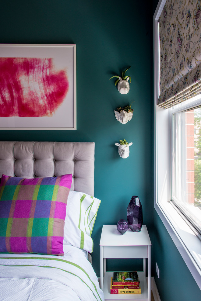 Inspiration pour une chambre d'amis traditionnelle de taille moyenne avec un mur vert et parquet clair.