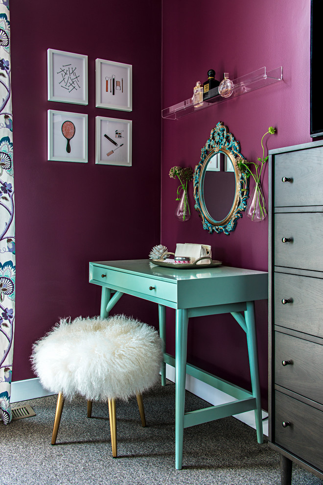 Foto de dormitorio tradicional renovado con paredes púrpuras y moqueta