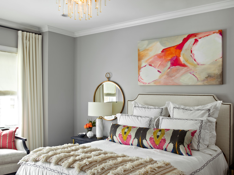 Пример оригинального дизайна: спальня в стиле неоклассика (современная классика) с серыми стенами