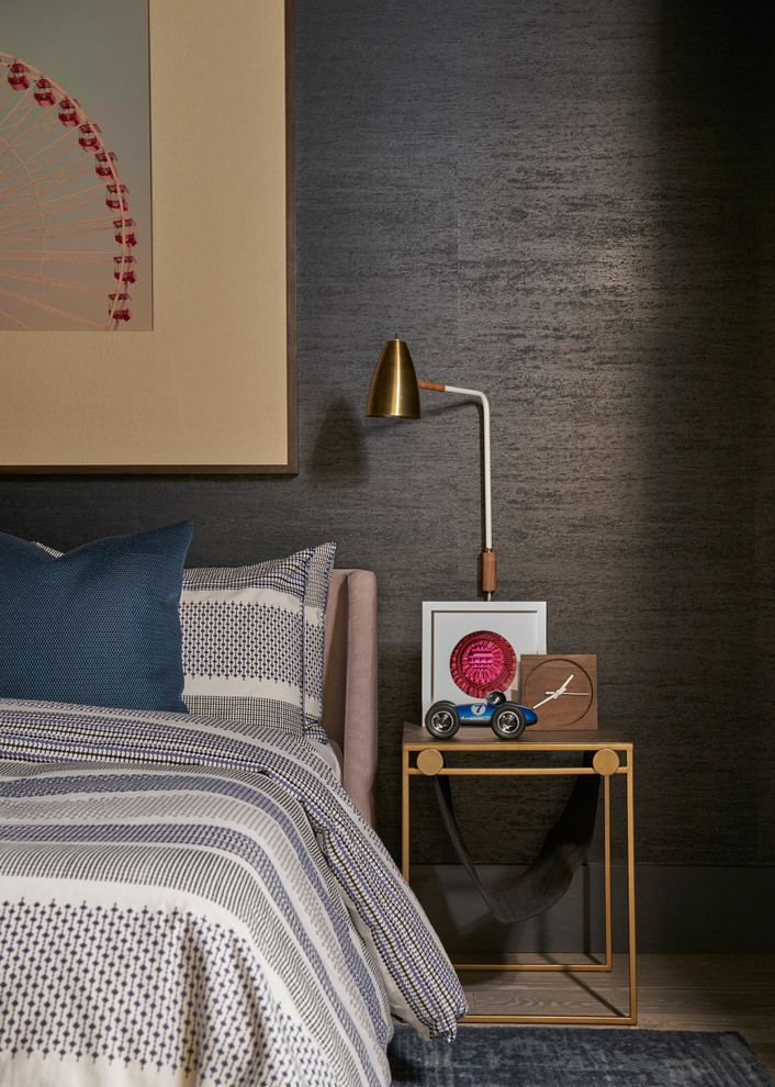 Modernes Schlafzimmer mit grauer Wandfarbe, braunem Holzboden und braunem Boden in Chicago