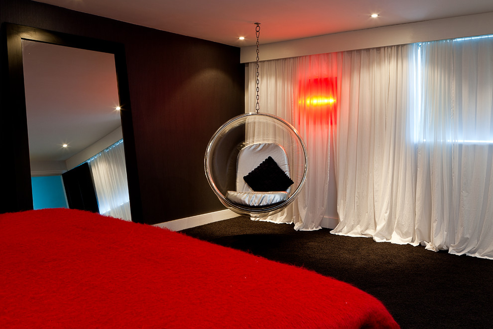 Immagine di una camera da letto contemporanea con pareti marroni e moquette