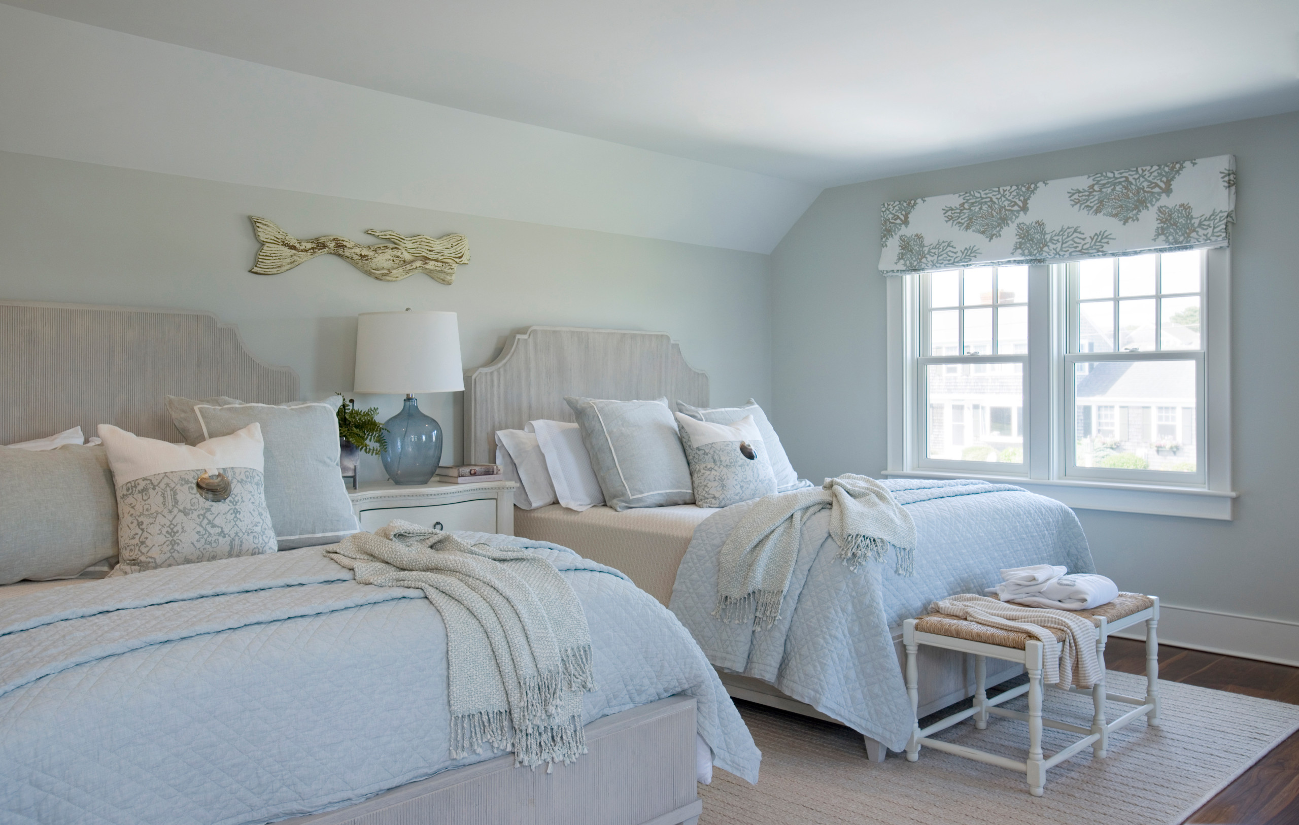 Wickham Gray Bedroom - Coastal Home With Neutral Interiors Home Bunch Interior Design Ideas / Wickham gray by benjamin moore.