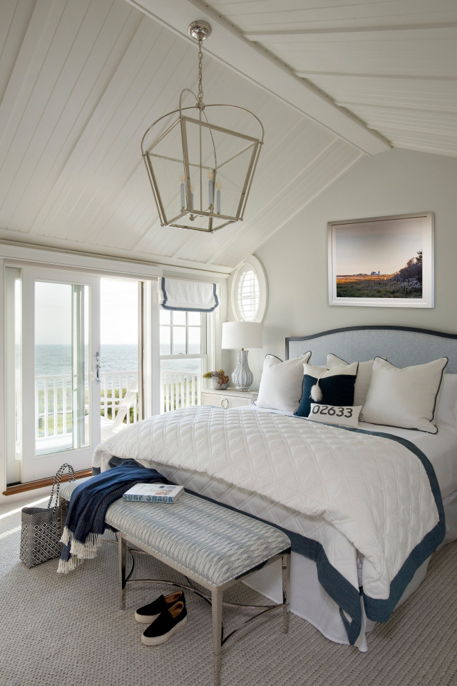 Maritimes Schlafzimmer mit weißer Wandfarbe, Teppichboden, grauem Boden und gewölbter Decke in Boston