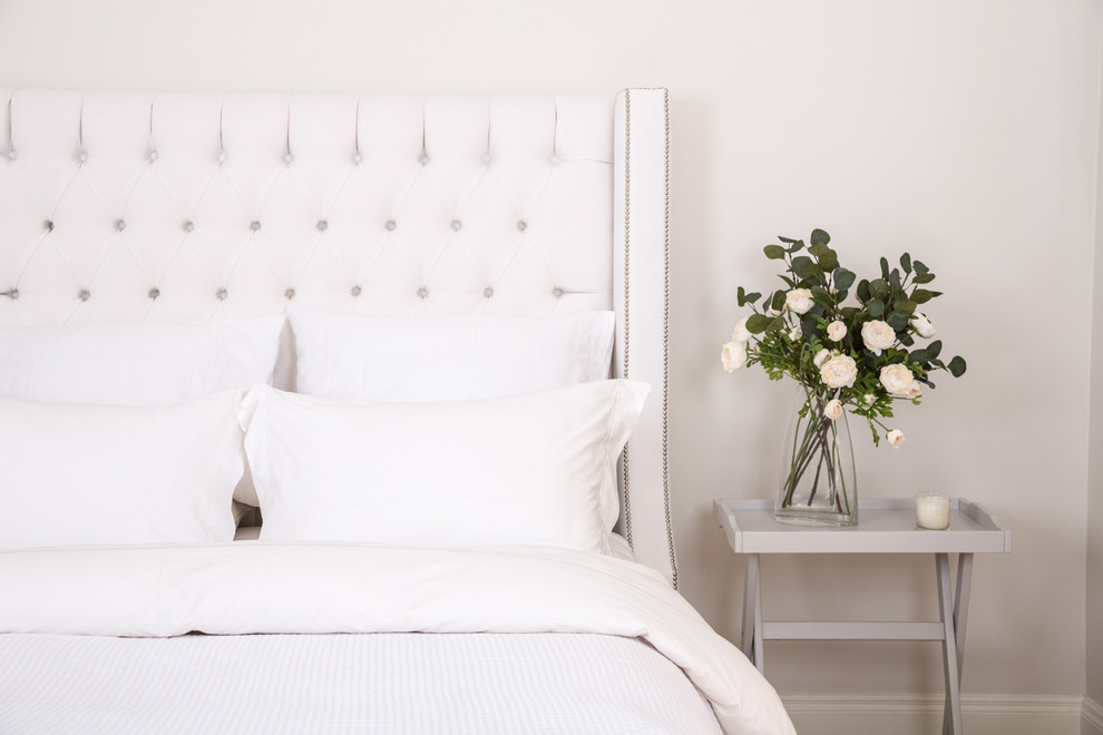 Ejemplo de habitación de invitados clásica renovada de tamaño medio con paredes grises y suelo beige