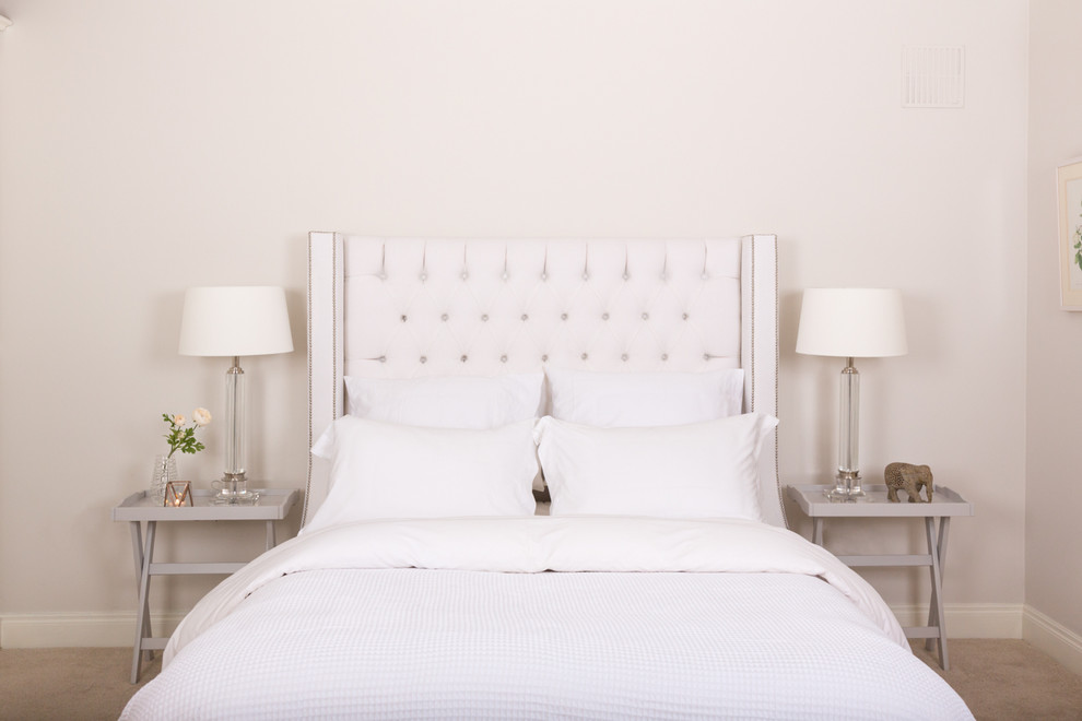 Стильный дизайн: гостевая спальня среднего размера, (комната для гостей) в стиле неоклассика (современная классика) с серыми стенами и бежевым полом - последний тренд